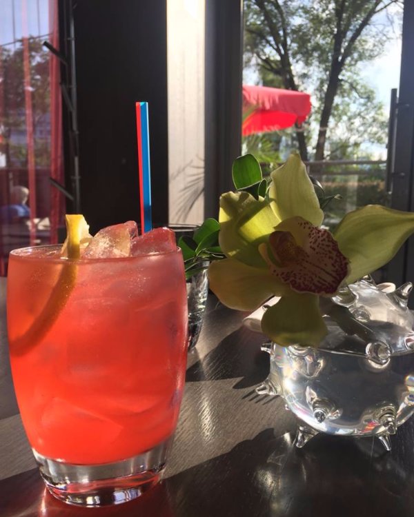 ilpontetoronto's tweet photo. Sip, sip, hooray for the long weekend! https://t.co/n4zBLT4QQd