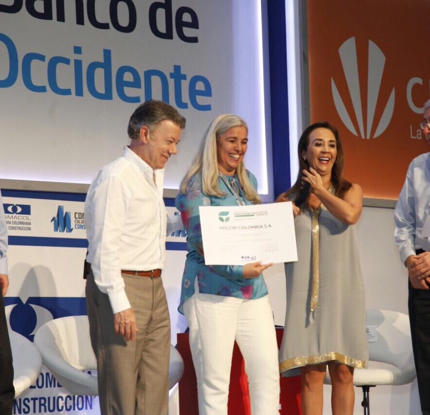 HOLCIMColombia1's tweet photo. Con satisfacción recibimos Premio Nacional Responsabilidad Social de @CamacolColombia seguiremos trabajando por una Colombia más sostenible. https://t.co/8tBb2PGibm