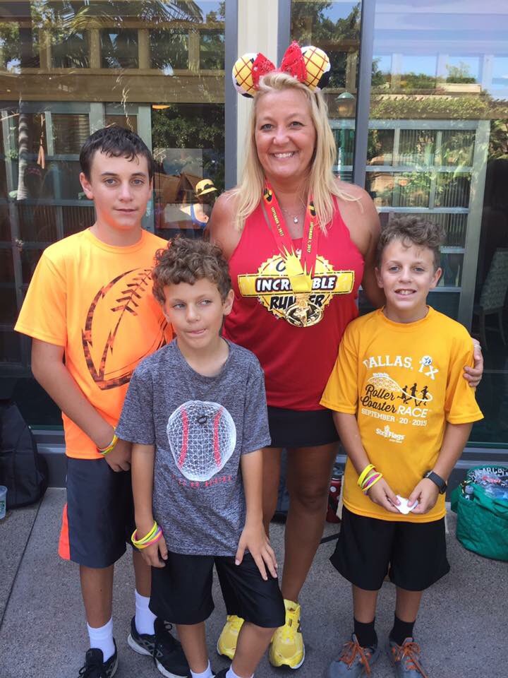 DesignzByMLynn's tweet photo. So thankful for my amazing #customers who attended the #clubdml meet up today #designzbymichellelynn #disneyland #cali #ilovemycustomers https://t.co/tinEtoftdJ