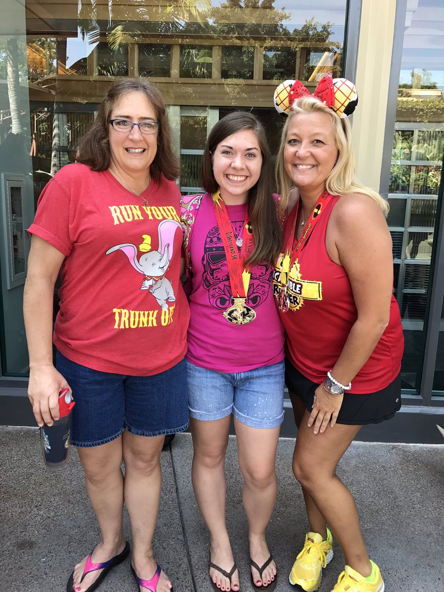 DesignzByMLynn's tweet photo. So thankful for my amazing #customers who attended the #clubdml meet up today #designzbymichellelynn #disneyland #cali #ilovemycustomers https://t.co/tinEtoftdJ