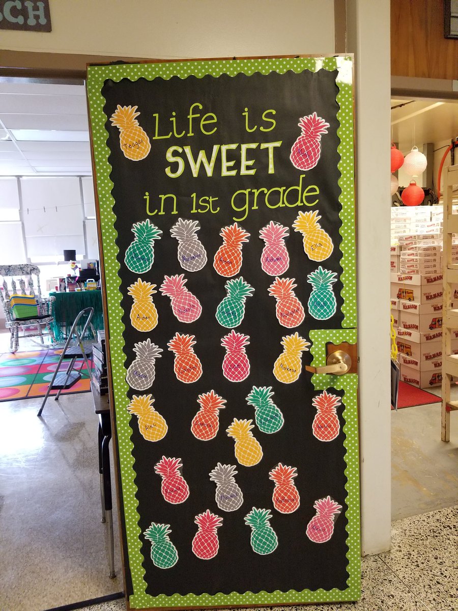 EdgewaterAACPS's tweet photo. I spy pineapples everywhere at EES! What do they mean? #welcome #pineapplevisits #AACPSBack2awesome https://t.co/owoDygr0b7