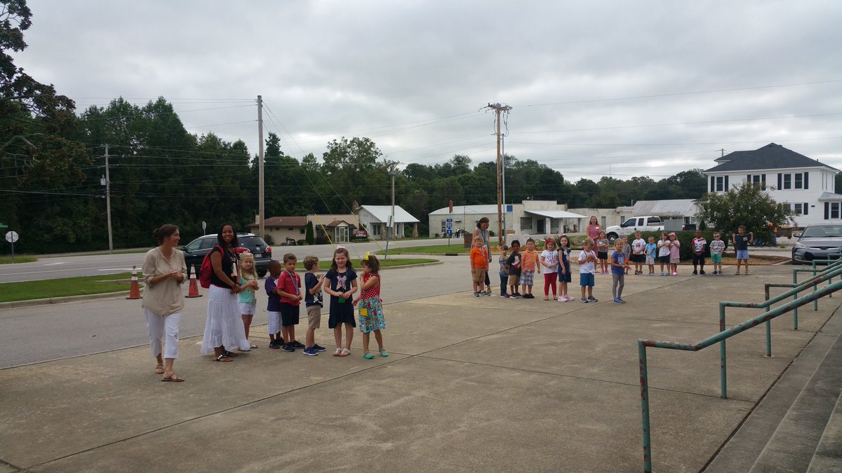 cyrus_kelvin's tweet image. #TeamWCS ..car line pickup practice for K. #TeachingExpectations; what great teachers do K thru 12!
Another way we are #RockingAtTheRidge