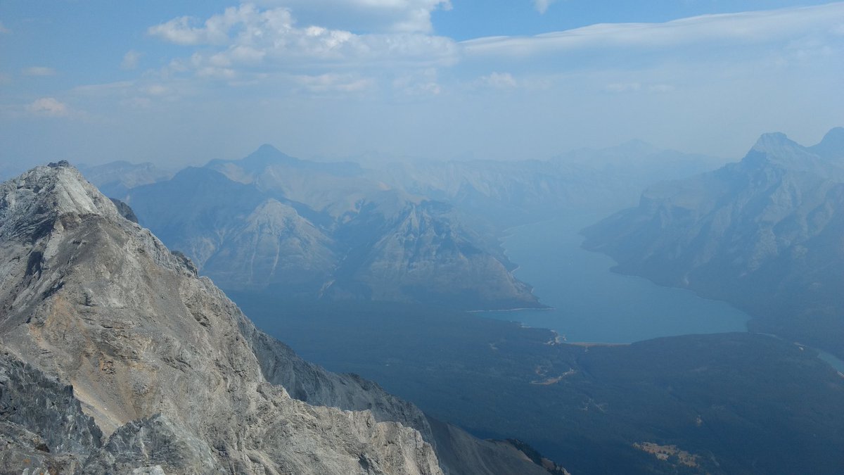 Matt_Strum's tweet photo. Summit 3 of ? Cascade during a smokey morning. 2:17 up, 3:46 total. New personal record by 45 minutes! @salomonnordic #RADtraining https://t.co/oscxXwAdYz