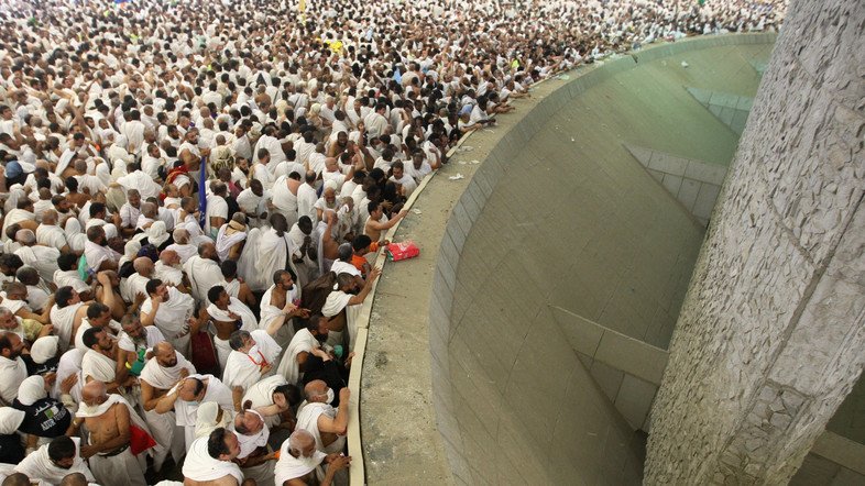 AlArabiya_Eng's tweet photo. #Pilgrims finish throwing #jamrat al-aqaba in #Mina #Hajj2017 https://t.co/eZJXXiC6Bx https://t.co/C9pgVXUgQR