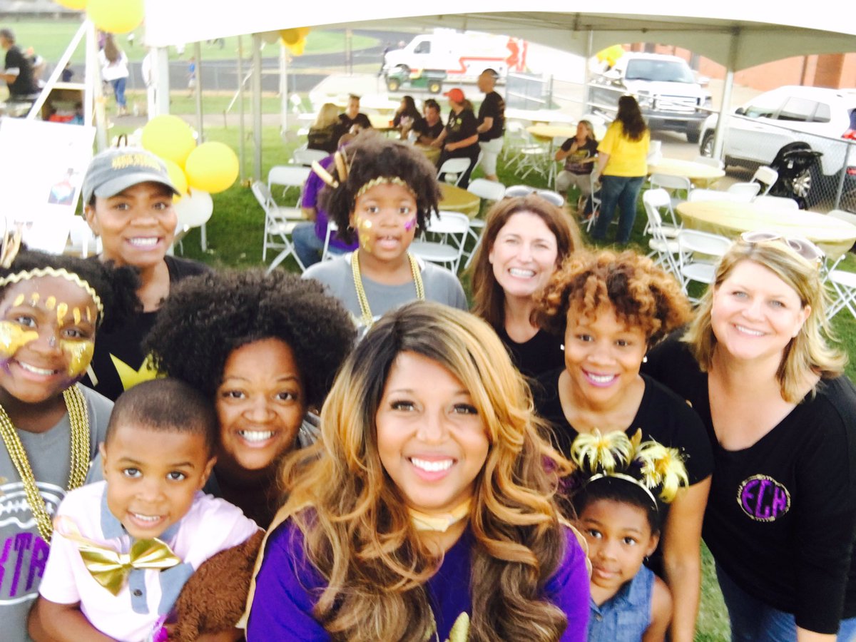 Skegeegirl2004's tweet photo. With the lovely ladies of Keri's Kares! #ECHSGold @EastCowetaHigh https://t.co/ilojETH7hS