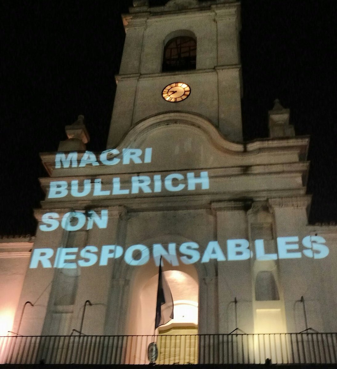 thebottlevan's tweet photo. BASTA DE DESAPARECIDOS EN DEMOCRACIA. #UnMesSinSantiago https://t.co/EwDpGKeqpk