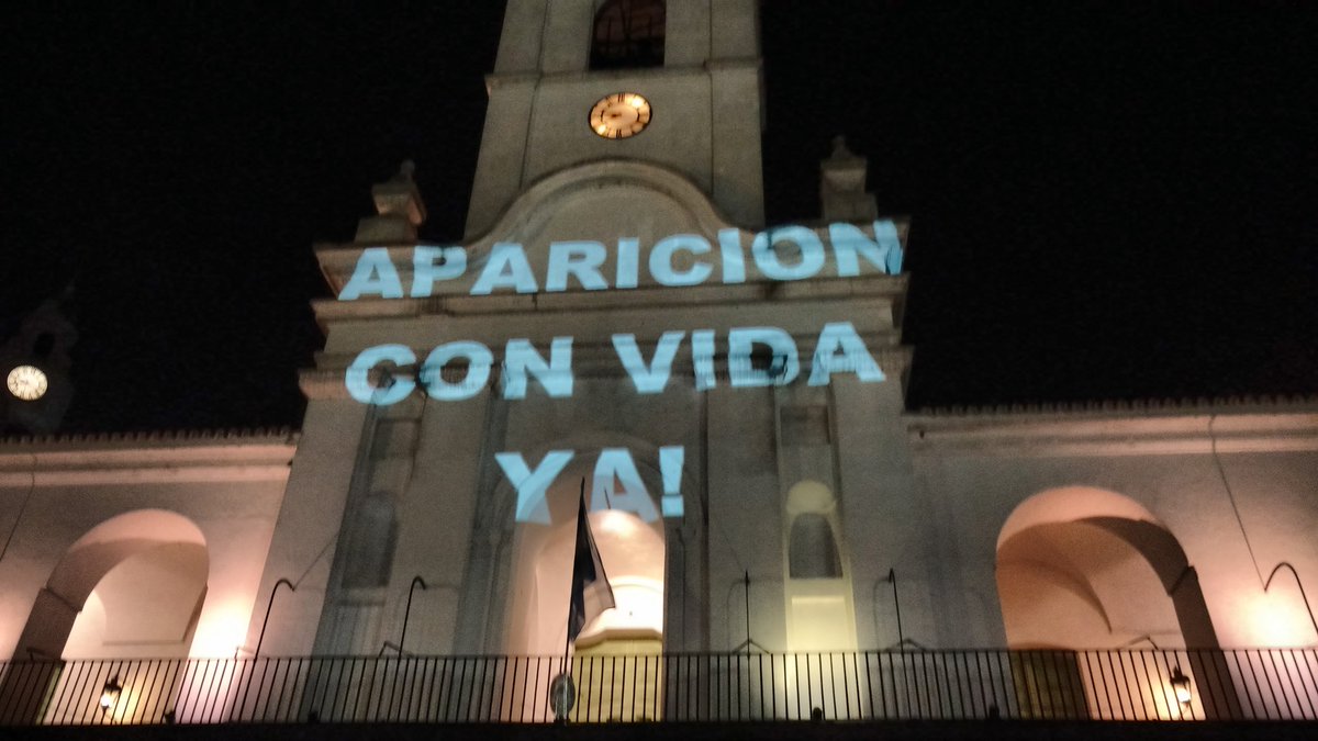 thebottlevan's tweet photo. BASTA DE DESAPARECIDOS EN DEMOCRACIA. #UnMesSinSantiago https://t.co/EwDpGKeqpk