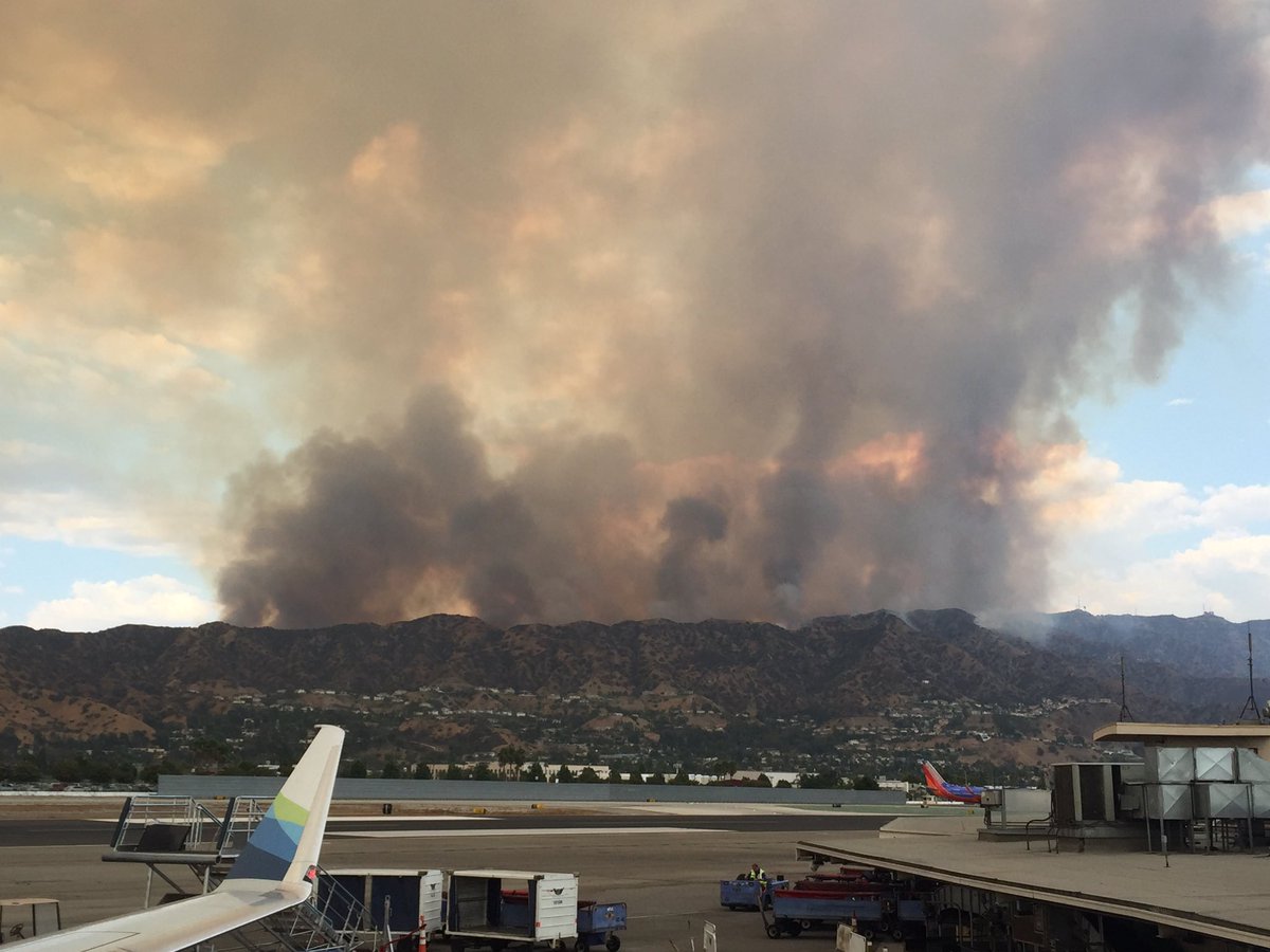 maricris01's tweet photo. Wow! #sunvalleyfire #burbankairport #myviewatwork https://t.co/fBevQdL4fF