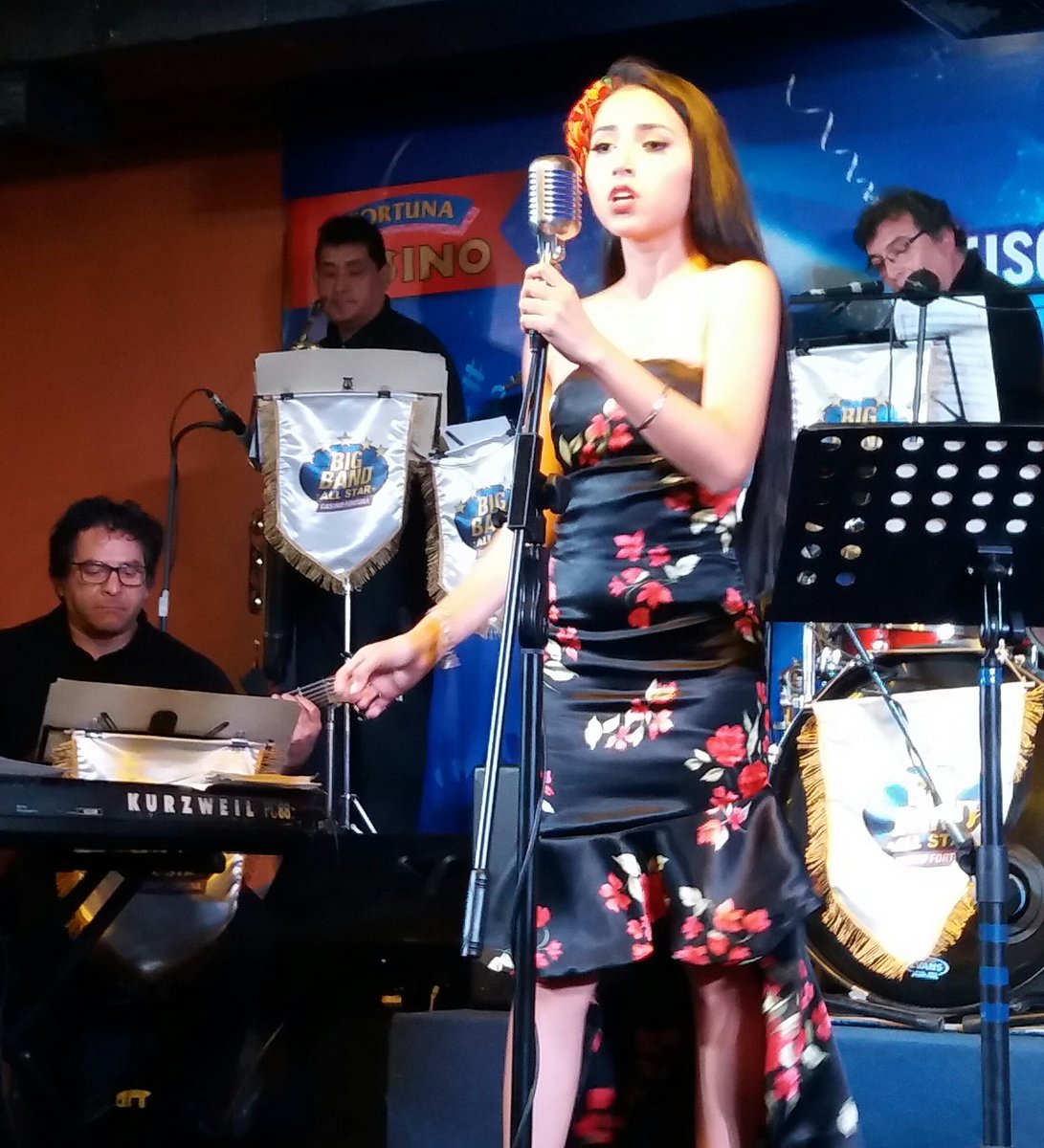 mc5ll0's tweet photo. Noche de jueves en #CasinoFortuna con la gran @LitaPezoOficial ...bellos momentos...excelentes canciones !!! https://t.co/ZRGhLVFaed