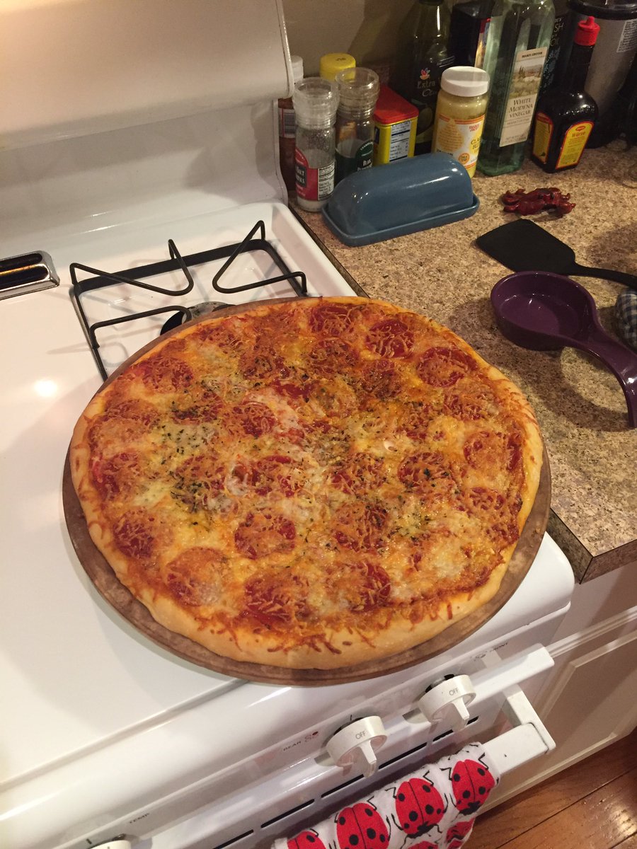 Condronomy's tweet photo. Homemade Za! After, cooked on a stone at 450 degrees. #ZaWorks @melodien17 https://t.co/cYKJNxz552