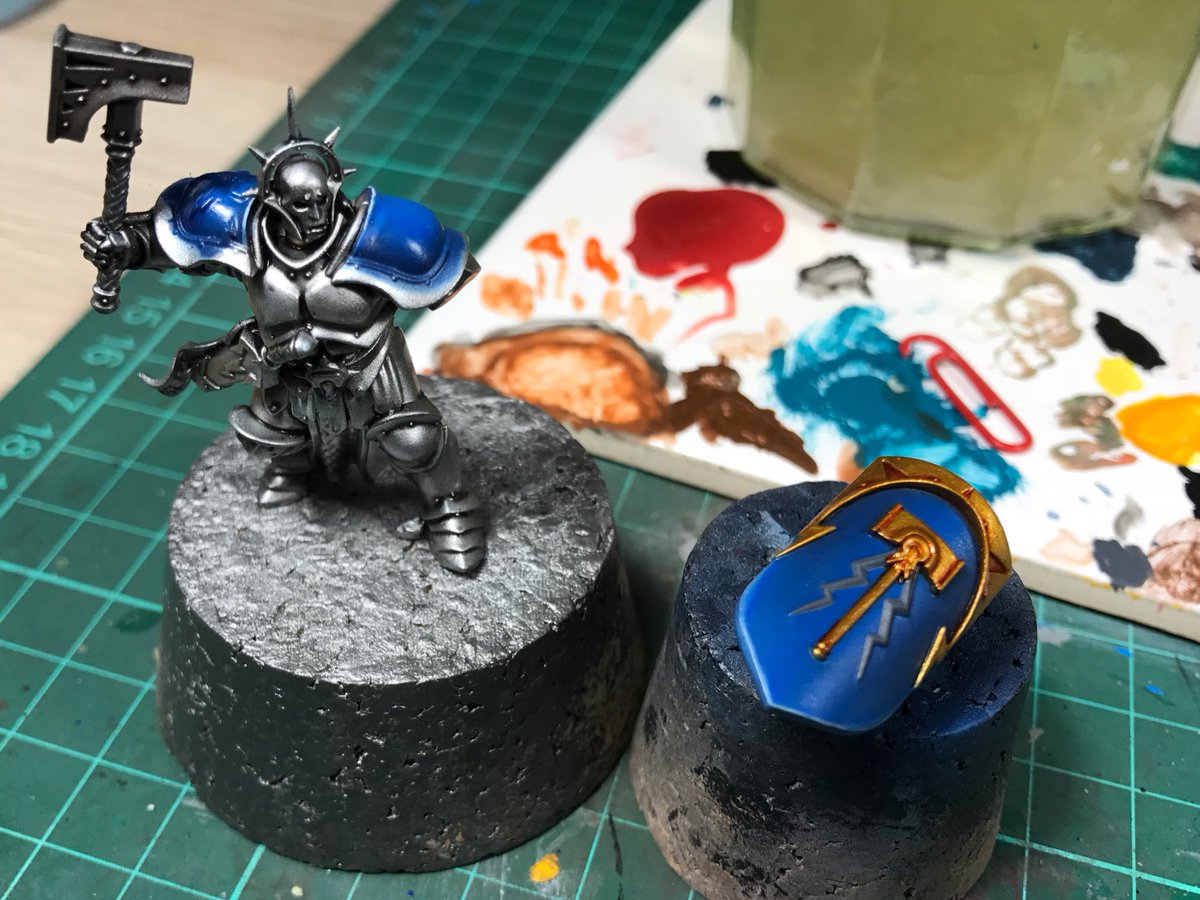 Messing around with the airbrush tonight and a new wash for silver armour that I picked up from @ajuntapaulpal pretty happy with it!