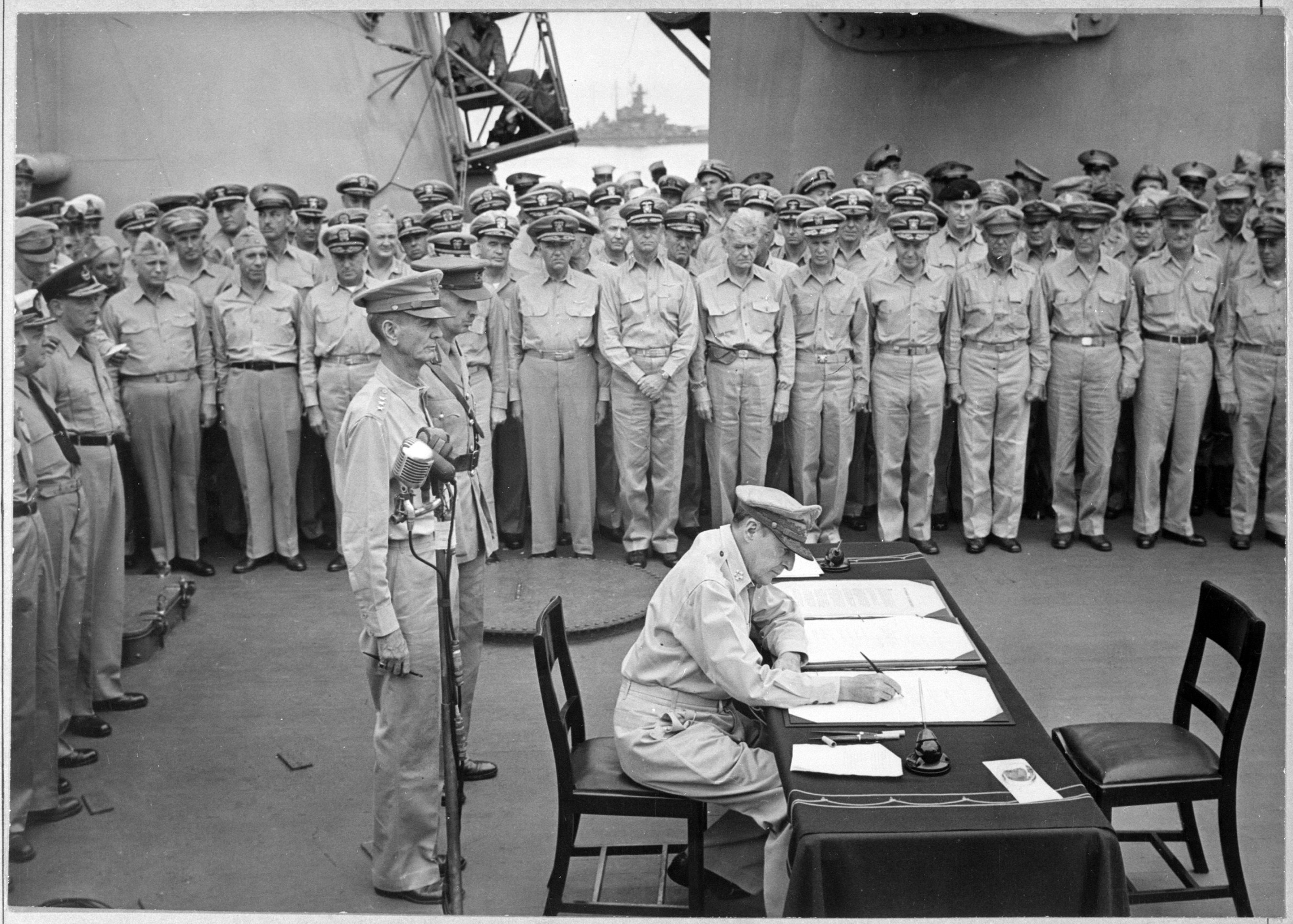 Meza Mashi 1945年9月2日09 08 ダグラス マッカーサー陸軍元帥が 連合国軍最高司令官の名に於いて連合国に依る日本の降伏受諾文書に署名する 続いて09 12 チェスター ニミッツ海軍元帥が アメリカ合衆国政府の名に於いて日本の降伏受諾文書に署名する