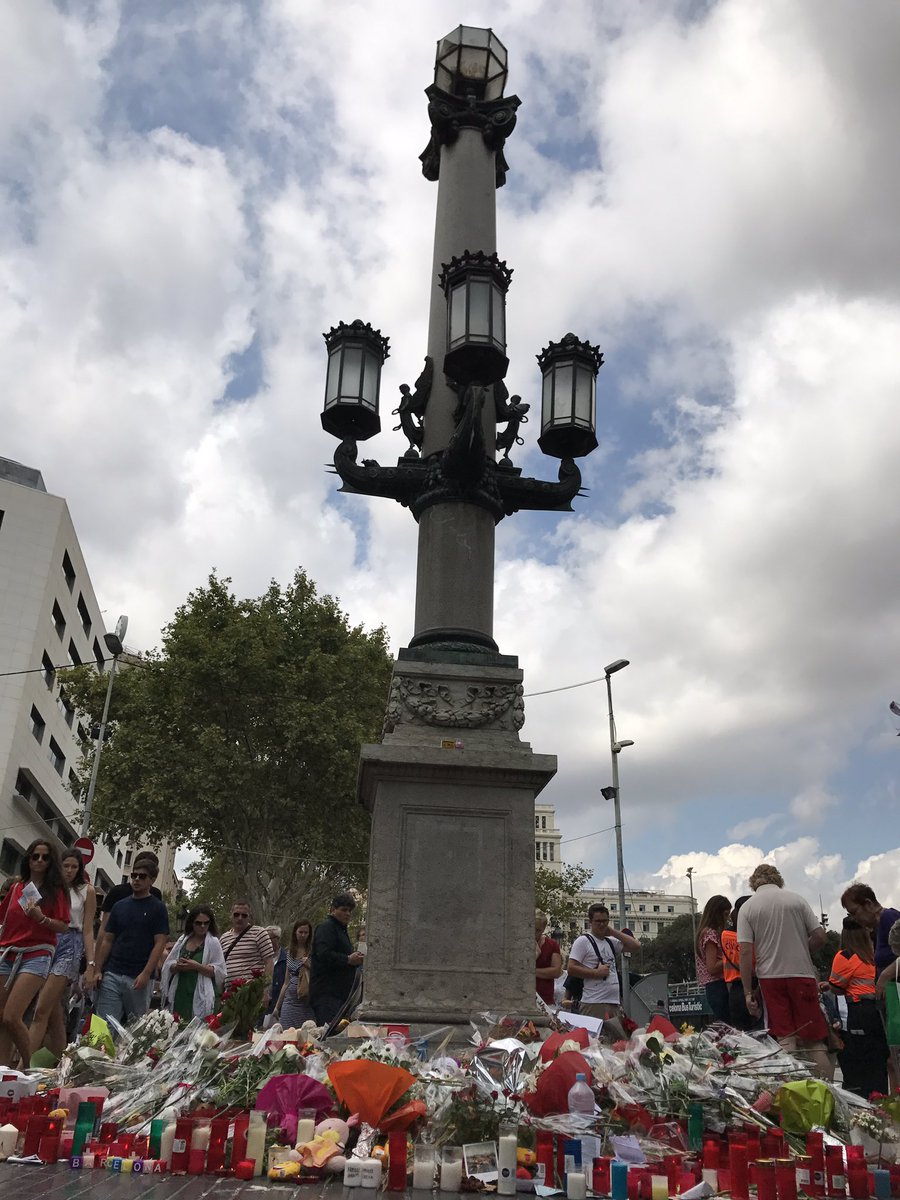 kicknpac's tweet photo. Paid my respects to those we lost during the #Barcelona attack. #BarcaStrong #Spain #Ramblas We are all Barcelona! I love this city! https://t.co/2oHFO4lXYU