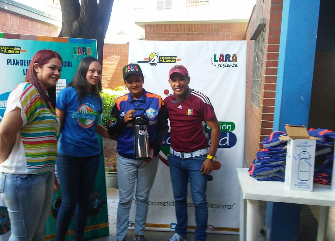 JulioContigo's tweet photo. Sra. Mariangenis Mendoza de la Urb. Rómulo Gallegos recibiendo el Kit Cafecero de la fundación @solidaridadlara. @HenriFalconLara https://t.co/hGZp56LJPd