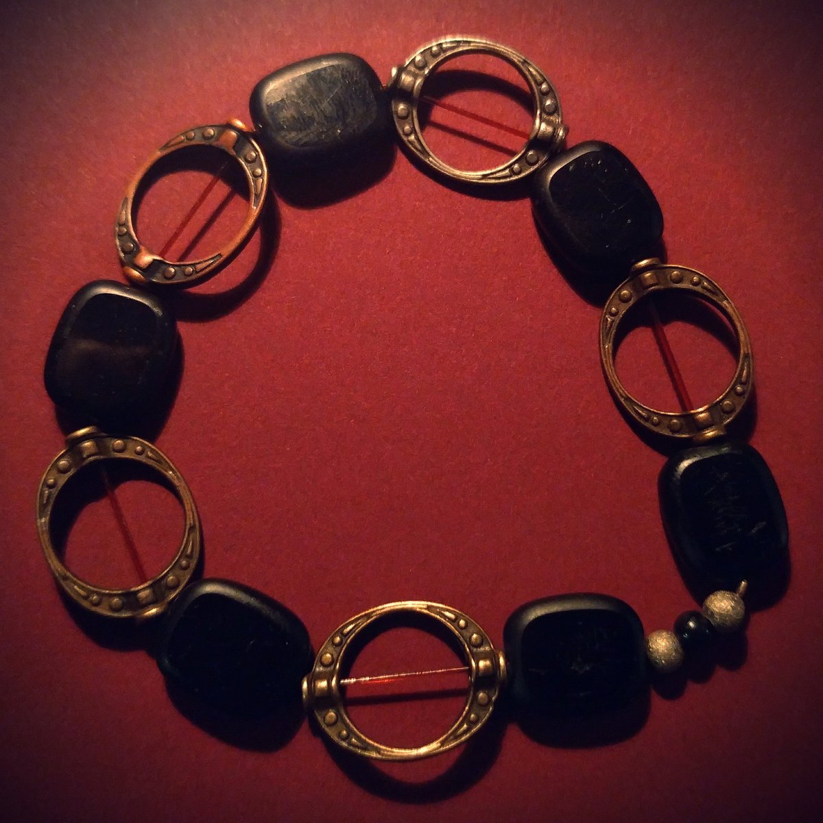 Ldywickedness's tweet photo. Here's a flat beaded bracelet, with tri-color findings!

#tricolorjewelry #handmade #edgjewelry https://t.co/GOLdg0Xgwb