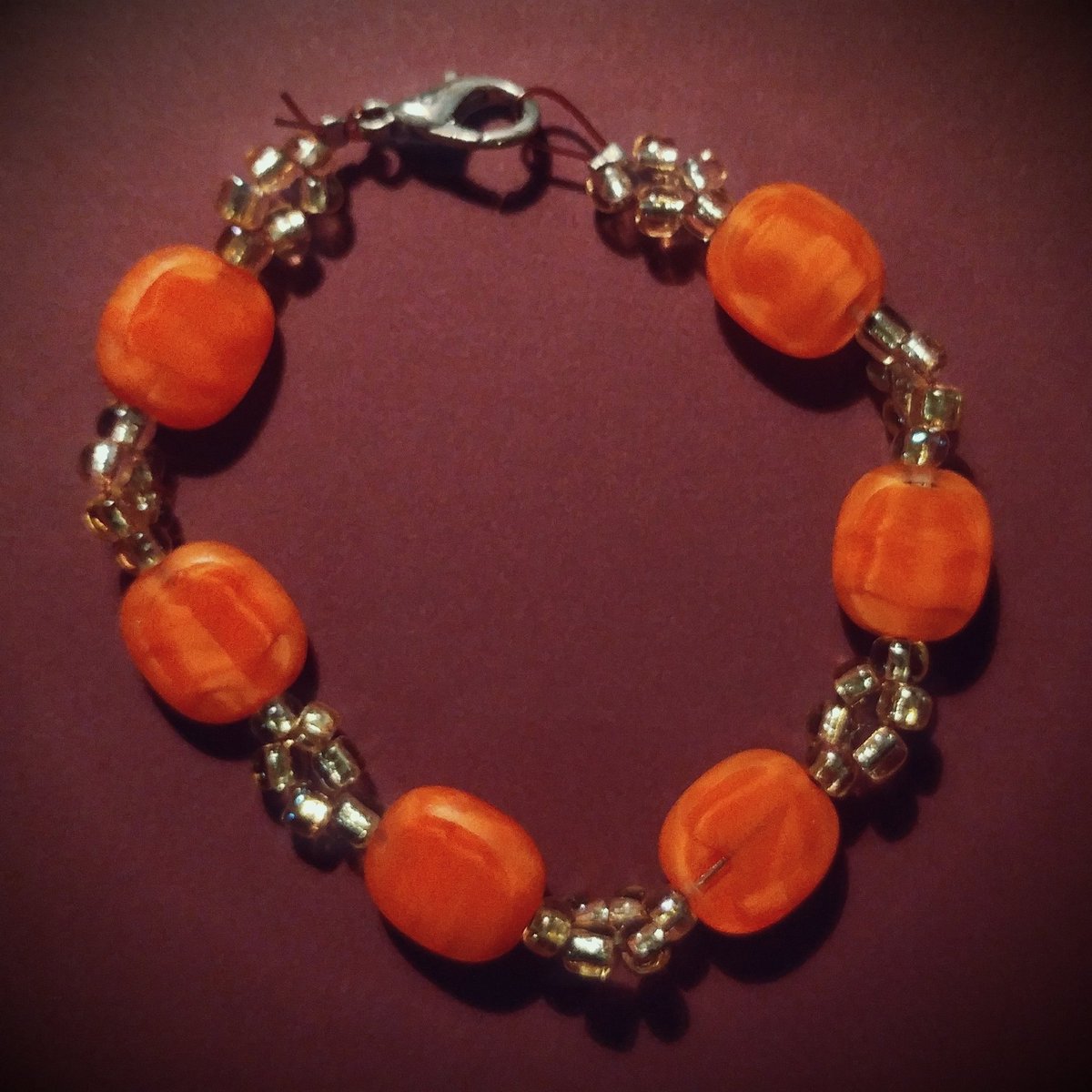 Ldywickedness's tweet photo. #flatbeads #orangeandyellow #fancy #handmade #edgjewelry https://t.co/jhReTWDvyl