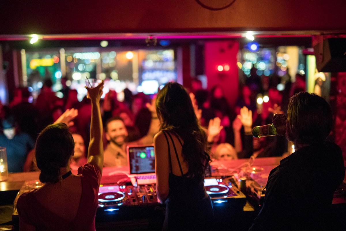 FRLasVegas's tweet photo. Celebrate #LaborDayWeekend with us as we party with @djexcel tonight, 63 floors up! #FindYourKarma https://t.co/r7jZsxazK0