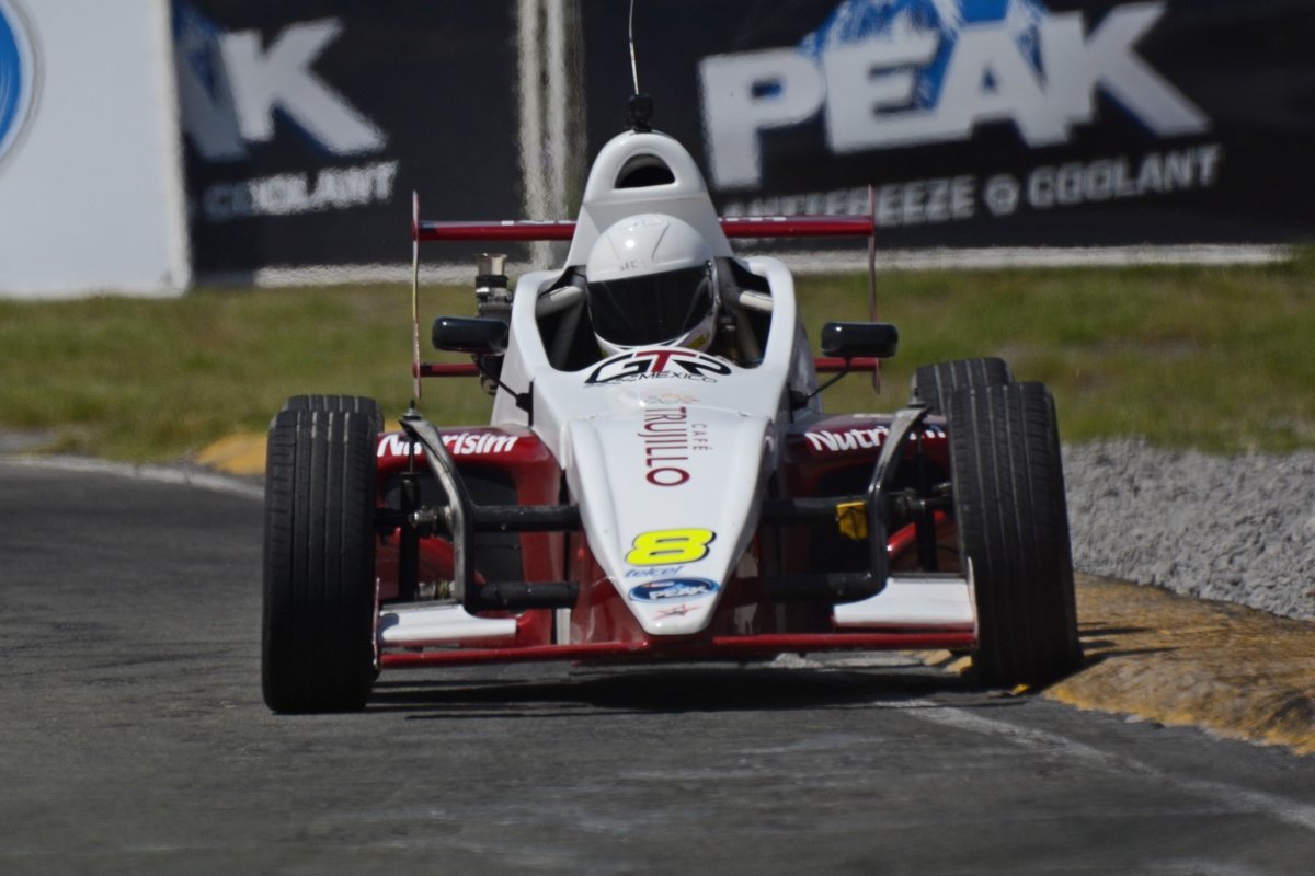 ladecuadroslp's tweet photo. "La filosofía del equipo es puntuar e ir carrera a carrera". @enriquemezare1 @f1800mx @capimemojaras #CafeTrujillo #Nutrisim #ATCRacing https://t.co/BeYFWeVV7U