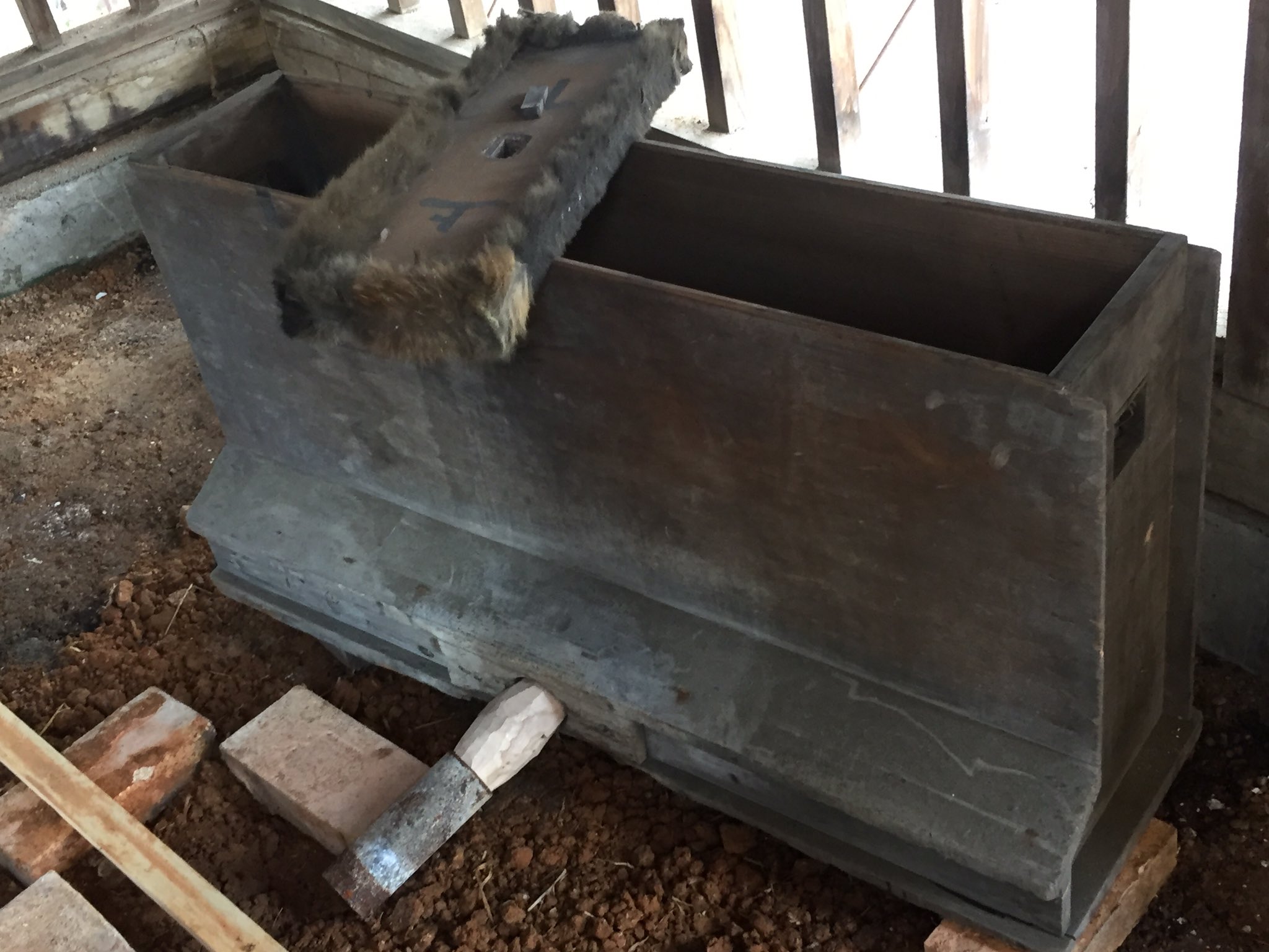 刀剣文化研究所解紛塾 将平鍛刀場 Al Twitter 羽口 はぐち を作っています 羽口とは 鞴 ふいご からの風を炉に吹き出す口です 鞴 ふいご という字は昔 鞴に動物の革を使ってたのでその名残で革の字が使われています 鞴の中の狸の毛がその名残です 三 四枚目の