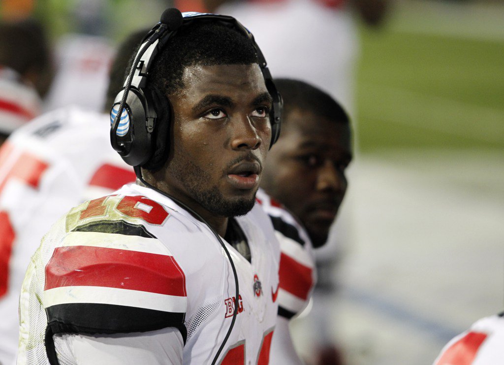 Mill_SportsBlog's tweet image. JT Barrett is a walking trash can. millenniumsportsblog.com/2017/09/02/jt-…