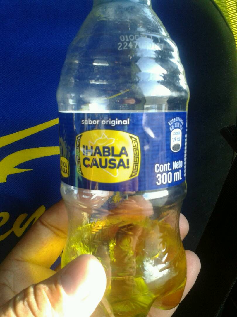 Jefreysj's tweet photo. El nombre de la coca cola en Peru es “habla causa” no te lo superó nunca jajajaja. https://t.co/XZ1mKEG19J