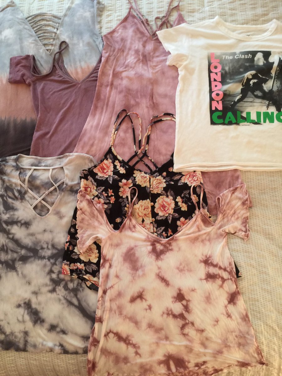 DrTiffanyMorgan's tweet photo. Raided the clearance @AEO, @Aeropostale, and @Forever21 #backtoschoolclothes #PhDiva https://t.co/6uLMHNnPIo