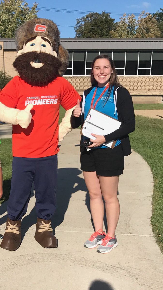 carrolluAGD's tweet photo. Our sister Shannon helping the first year students move into their res halls!! ❤️💛💚#AlphaGammaDelta #PiOrientation #CarrollU https://t.co/Ef5b0sCYtq