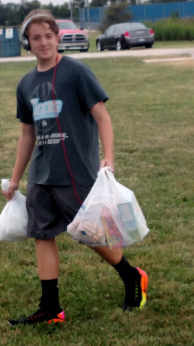 USD265_EHS's tweet image. Great turnout with a lot of items for #HelpHouston! Thanks to all fans, Goddard Lions Club, and @DHS_Panthers fans who made a difference!!