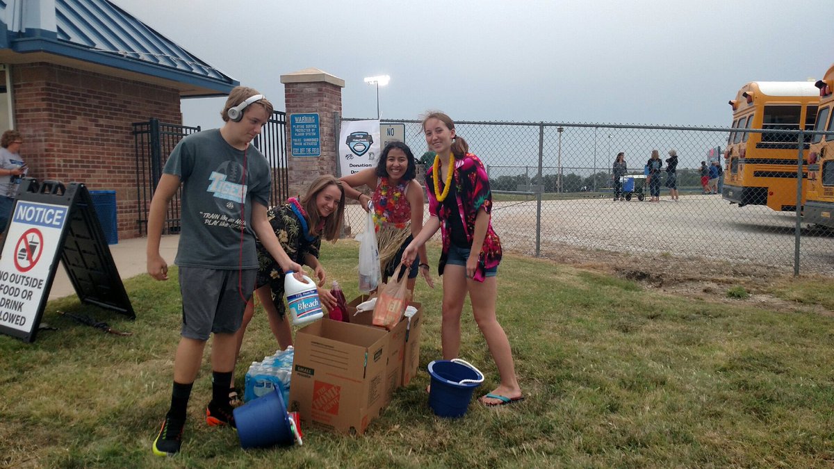 USD265_EHS's tweet image. Great turnout with a lot of items for #HelpHouston! Thanks to all fans, Goddard Lions Club, and @DHS_Panthers fans who made a difference!!
