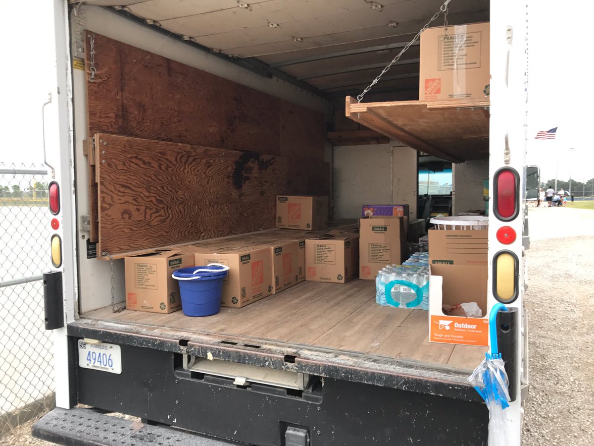 USD265_EHS's tweet image. Great turnout with a lot of items for #HelpHouston! Thanks to all fans, Goddard Lions Club, and @DHS_Panthers fans who made a difference!!