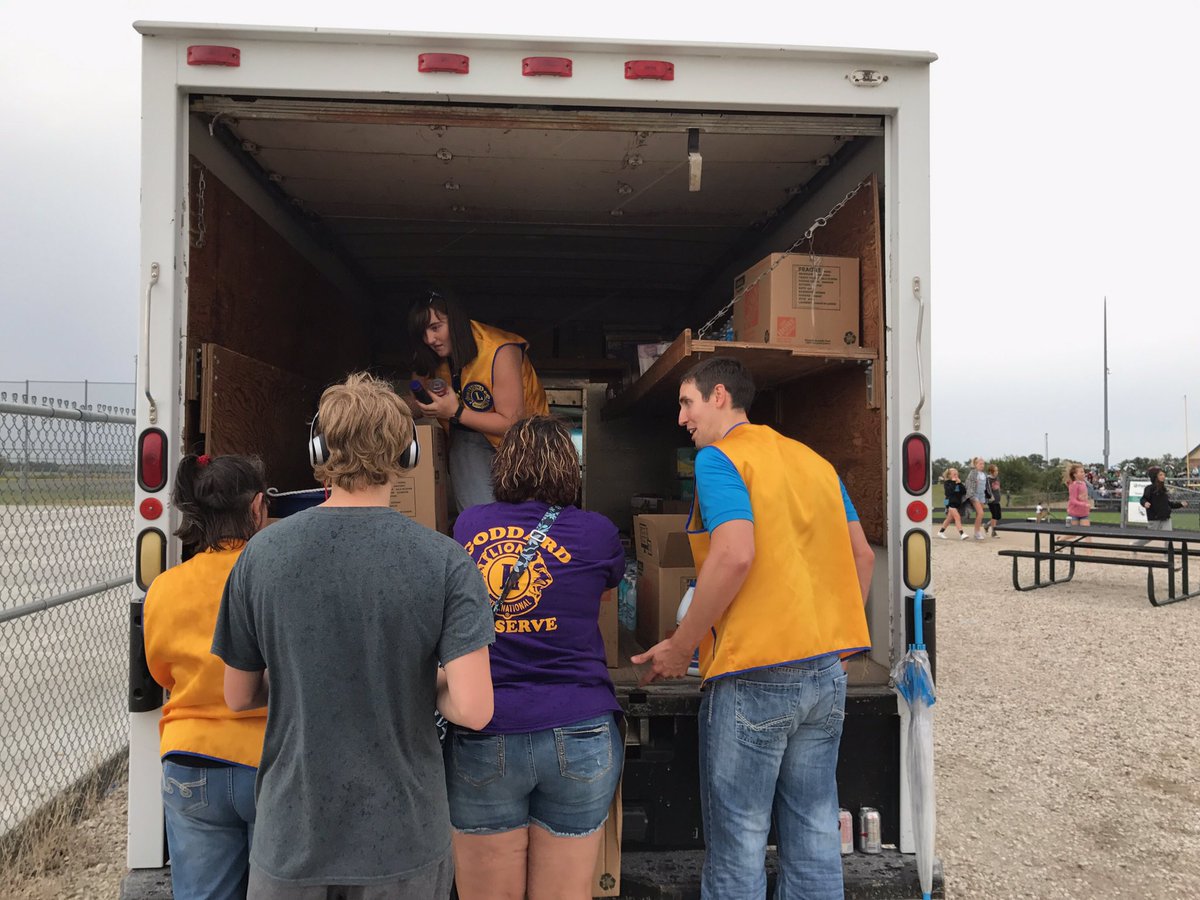 USD265_EHS's tweet image. Great turnout with a lot of items for #HelpHouston! Thanks to all fans, Goddard Lions Club, and @DHS_Panthers fans who made a difference!!