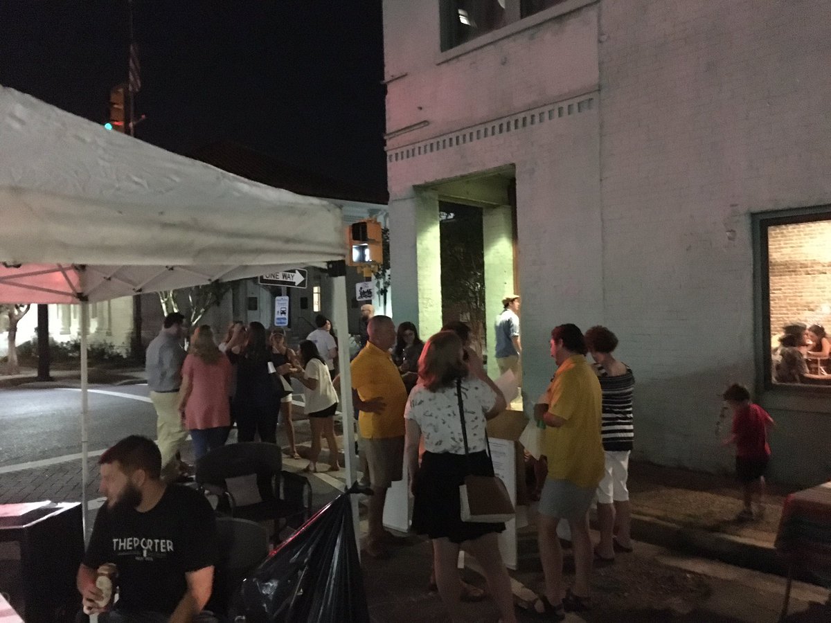 groveRideNow's tweet photo. @HburgDowntown @theporterpub tailgate eve https://t.co/1JW8wcd0iS
