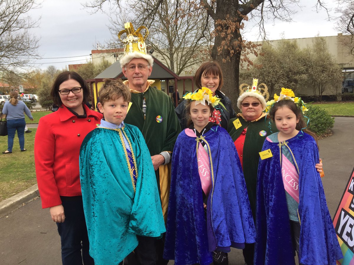 MaryAnneThomas's tweet image. Kyneton Daffofil Royalty join with @LMChesters and I saying yes to marriage equality #yes #springst