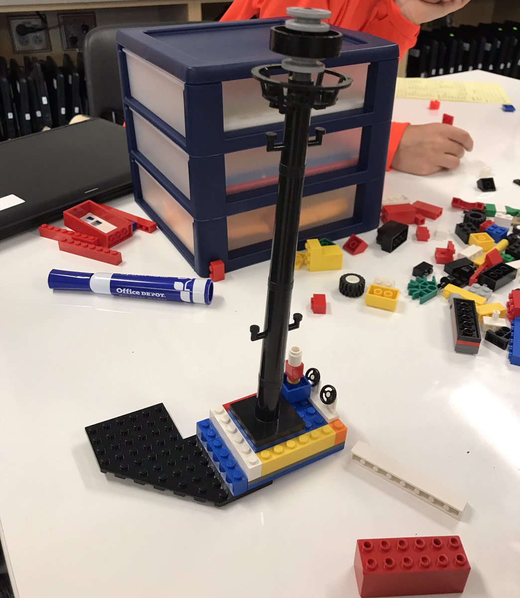 MsCGlover's tweet photo. Genius Hour + Legos= Fun Friday! #maker-infusedcurriculum #LifeLongLearner @WESBearTracks https://t.co/kqKfJvkFQp
