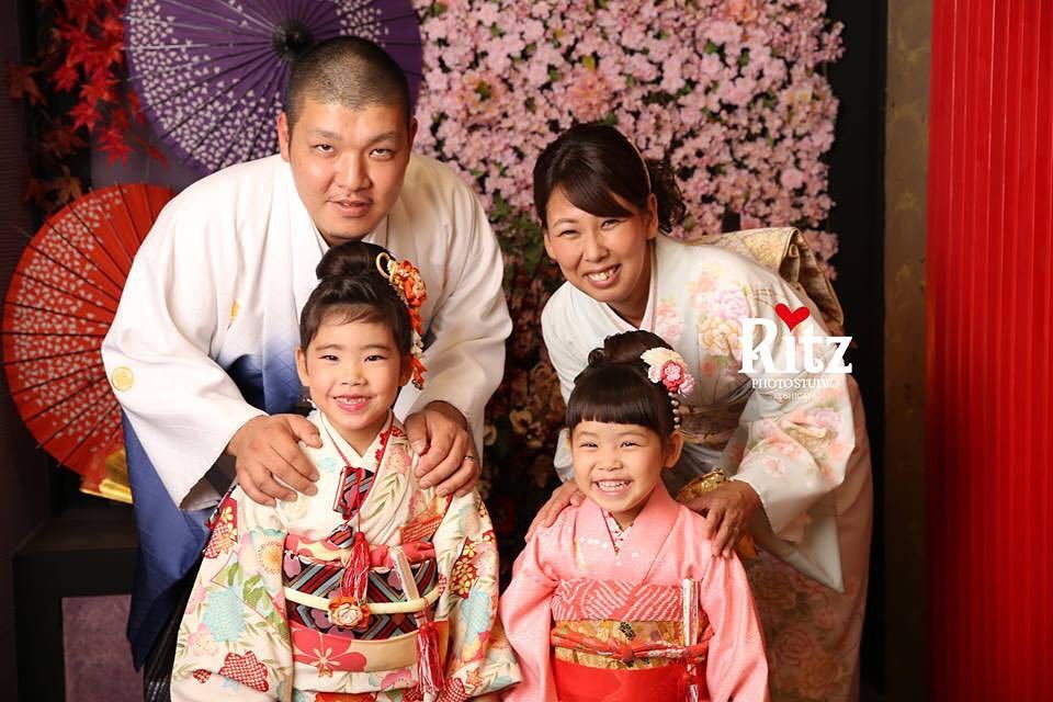 Ritz753Ritz's tweet photo. 家族写真っっっ！！スンバラシイですね😍❣️主役であるのはお姉ちゃんのユアちゃんっ！妹のミアちゃんもお姉ちゃんと同じ髪型でニコニコですね😩💖素敵な家族写真を撮影させてくださってありがとうございます🙇‍♀️！
.
#家族写真 #七五三 #七五三前撮り #家族で和装 #スンバラシイ … https://t.co/Md3zBALw94