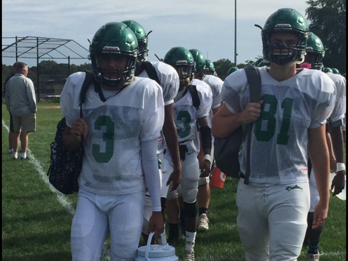 dalerQB6's tweet photo. Dalers JV scrimmage at Newfield.  DALERS FOOTBALL IS BACK!!! https://t.co/H7scw6bn18