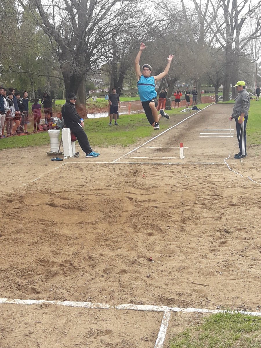 Deportes_Azul's tweet photo. #HoyMuchosAzuleñosAMarDelpata 
#TorneosBonaerenses 
#AzulSedeDelRegional
#Atletismo 💪👣👏 https://t.co/N5LiVJTd17