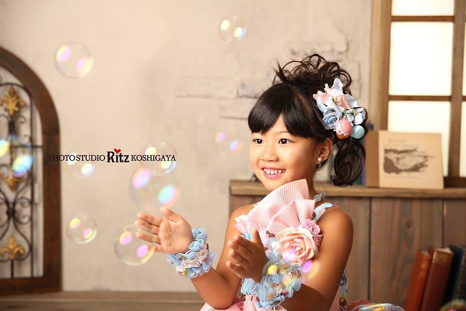 Ritz753Ritz's tweet photo. シャボン玉を操る魔法少女と思ってしまうほどシャボン玉が似合うカレンちゃんっ😍夏休みは���康的なことにラジオ体操を毎日行っていたそうな😆💖スタンプカード押してもらっていたのが懐かしいですね〜！
.
#スタジオリッツ #Ritz #七五三 #七五三前撮り #ドレス #ドレスアップ #… https://t.co/mNYj9zItma
