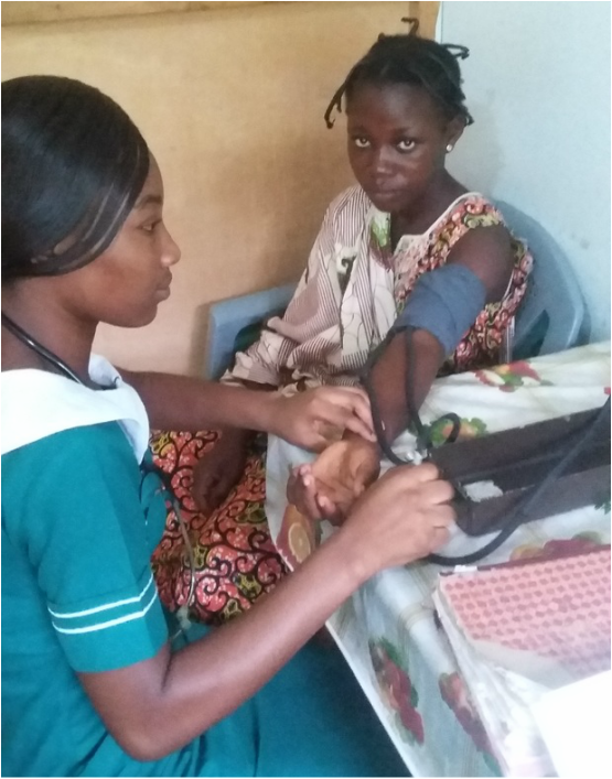 AkonuaKwama's tweet photo. Alumni, Jenifer Ansah, during internship, visits community members in their homes to provide pre and postnatal checkups.  #3ThingsforCanada https://t.co/pzNI7M4uUm