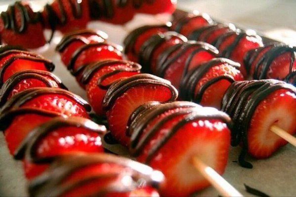 FoodSinner_'s tweet photo. Someone bring me these chocolate strawberries .. https://t.co/mwzx1auzOa