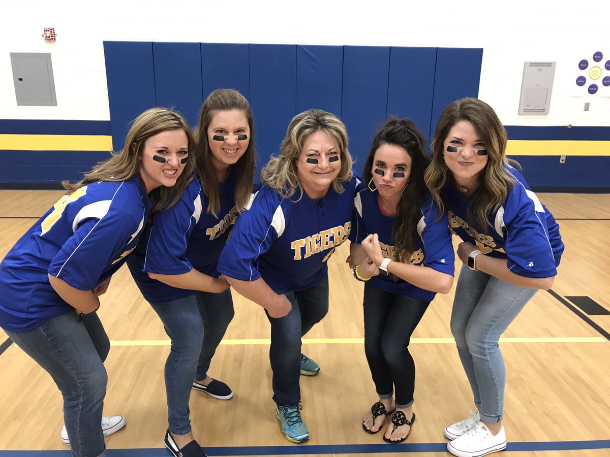 AshleyTeague12's tweet photo. Great first week of school with these ladies. Here's to year 6! #uhgetinthegame https://t.co/0b67Q5nBHp