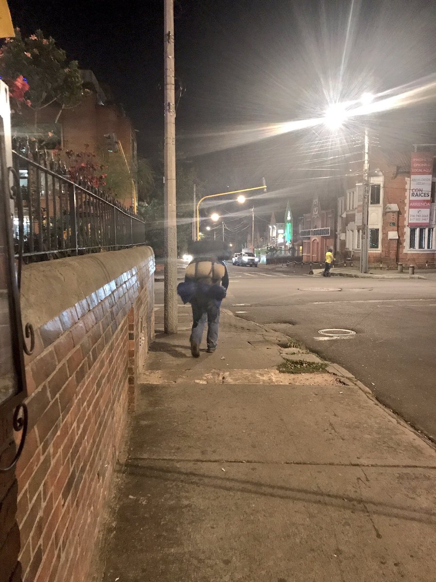 Amigos: estoy buscando a un venezolano que anoche conocí en la 72 (Bogotá). Queremos encontrarle un empleo. Porfa RT (no tengo más que esto)