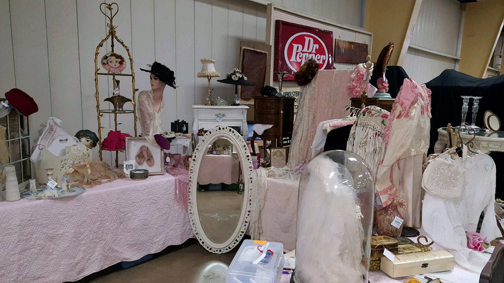 Stlouisantiques's tweet photo. Hope to see you tomorrow!!!
#showtime
#stlouisevent https://t.co/sFDtk1K1lY