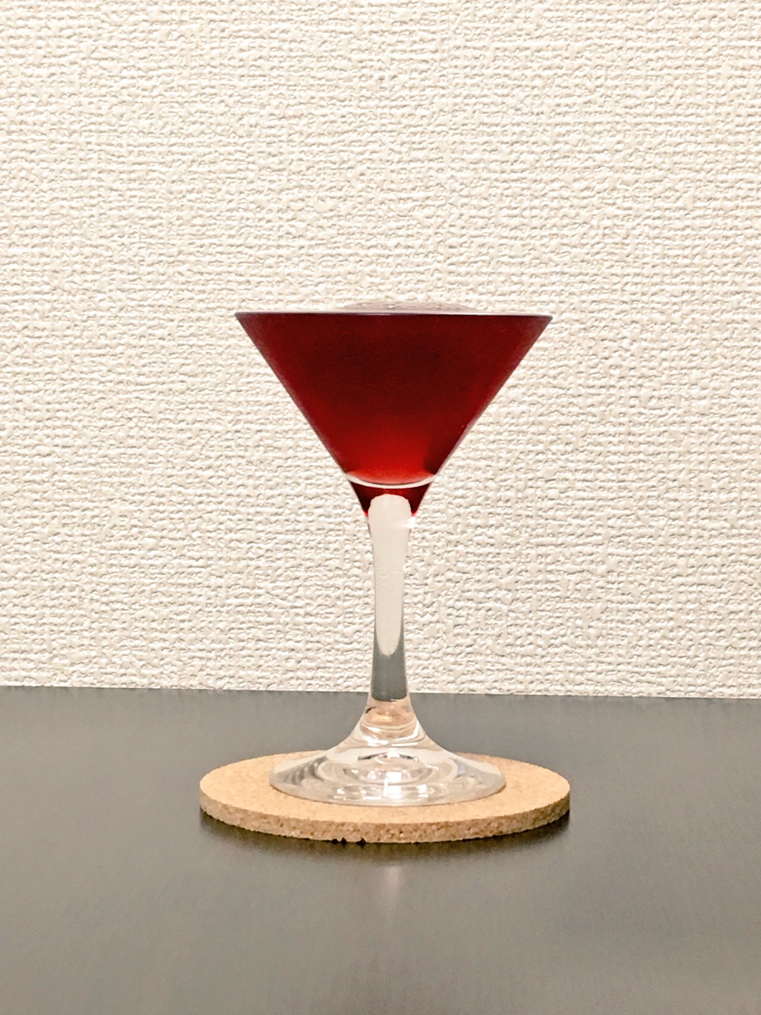 赤とうがらし お酒 カクテルアカ カクテル251種類目 パリジャン ドライ ジン ドライ ベルモット クレーム ド カシス ベルモットとカシスの相性っていいんですねー この２つが合わさって 度数高めだけどまろやかな味わい カクテル おうち