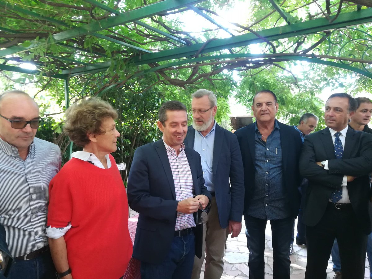 MaPi_LALLE's tweet photo. #despey #fdsea34 Tournée des vendanges avec Préfet Hérault et député Huppé -30 à 40% de baisse d'une récolte très précoce 20 jours d avance https://t.co/R9dLNcg89o