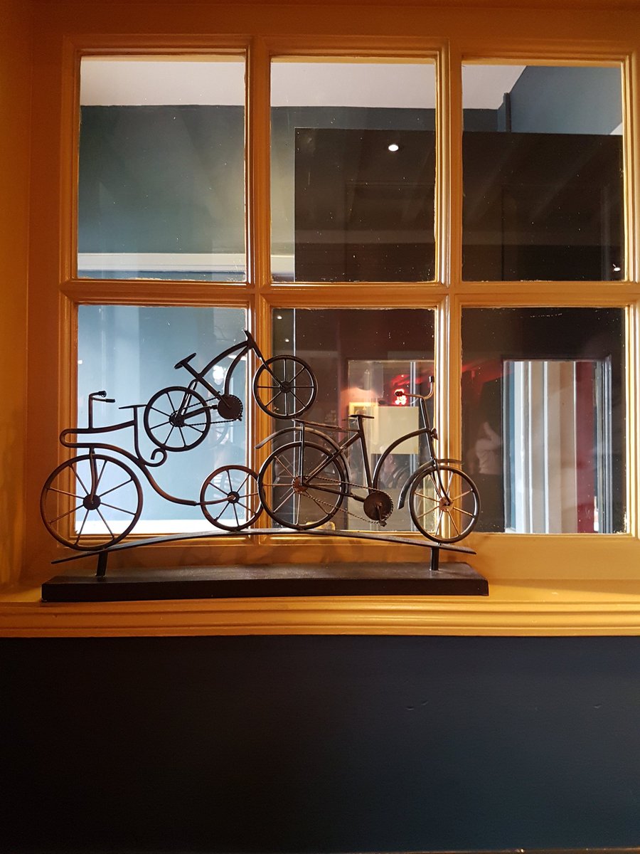 Zimbochicky's tweet photo. Love this little pub. #rustybike #Oxford https://t.co/EDFRxbFrXg
