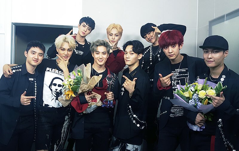 myeonsfalsetto's tweet photo. #Parallel_Universe
#EXO 
#엑소
@weareoneEXO  #TheWarEXO
#KoKoBop
#ThePowerofMusic
#RF_05 
#Red_Force https://t.co/cnKYDOwx6e