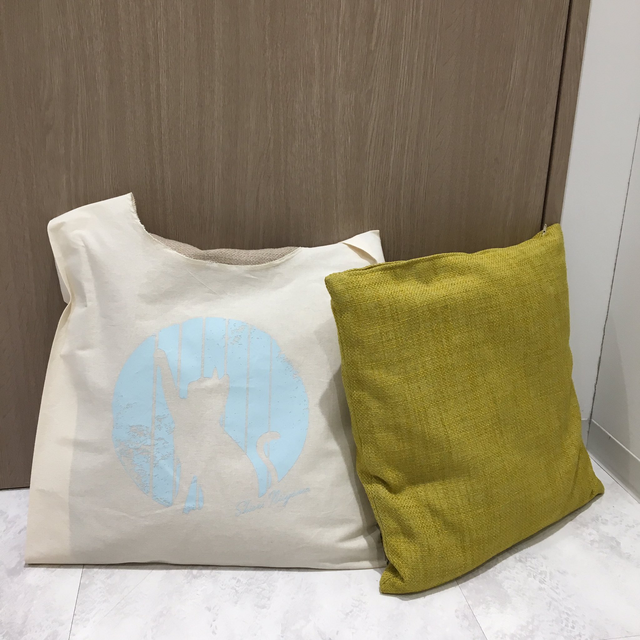 新山 詩織 今回のグッズは少し大人めな感じで かっこかわいいです バッグはなんと クッション1つ入るほどの大きさ 一泊旅行にもオススメかもです 猫と共に ぜひ ステージで待ってます 新山 詩織 今回のグッズは少し大人めな感じで かっこかわいいです バッグはなんと クッション1つ入るほどの大きさ 一泊旅行にもオススメかもです 猫と共に ぜひ ステージで待ってます