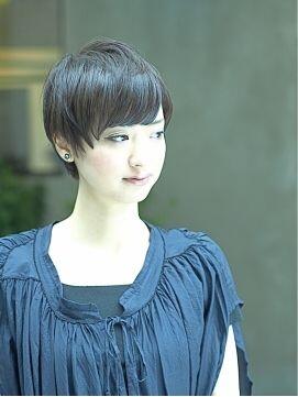 可愛いを作る ショートカット ヘア集 ブルー ベリーショート 長さやシルエット次第ては どんな方にもおすすめ ショートカット カラーは ブルーの補色を20 したアッシュのシンプルベリーショート 暗めにしたいけど 黒が嫌な方におすすめ 可愛いを作る ショートカット ヘア集 ブルー ベリーショート 長さやシルエット次第ては どんな方にもおすすめ ショートカット カラーは ブルーの補色を20 したアッシュのシンプルベリーショート 暗めにしたいけど 黒が嫌な方におすすめ