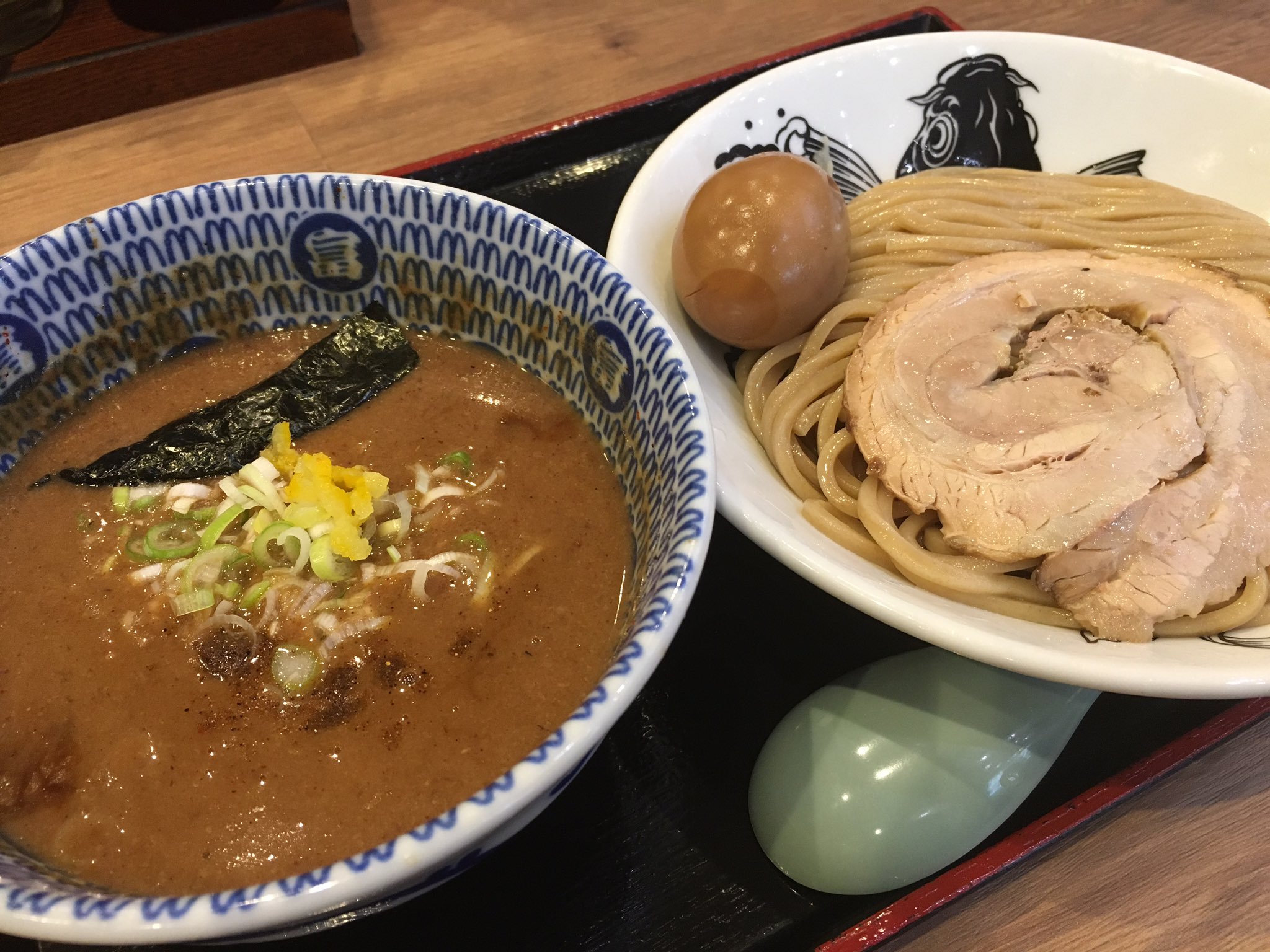 ラーメン部z 日本の中華そば富田 成田空港店 半熟味玉濃厚つけ麺 980円 濃厚つけ麺の名店 中華そば とみ田 の富田氏が手がける新店舗 動物 魚介の濃厚スープに超極太麺は本家のイメージ通り美味い 海外出張まえの定番になるかな 成田空港第1